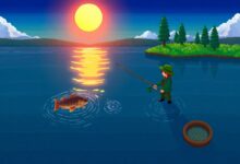 Um pescador em Stardew Valley segurando um peixe lendário com o pôr do sol ao fundo