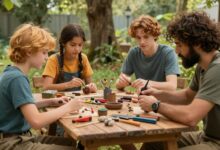 Cena vibrante mostrando diferentes personagens de jogos de crafting interagindo com recursos naturais, ferramentas e itens criados em um mundo aberto