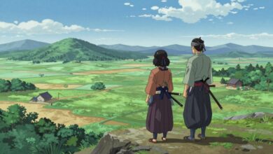 O samurai Jin Sakai em uma colina, olhando para a paisagem deslumbrante e misteriosa da ilha de Tsushima ao pôr do sol.